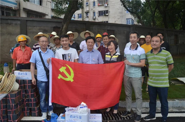 炎炎夏日送清涼，點(diǎn)滴關(guān)懷暖人心——城投集團(tuán)各黨支部開展“送清涼”慰問一線員工活動(dòng)