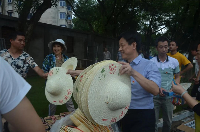 炎炎夏日送清涼，點(diǎn)滴關(guān)懷暖人心——城投集團(tuán)各黨支部開展“送清涼”慰問一線員工活動(dòng)